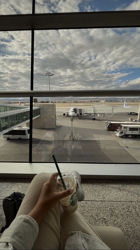 Airport Aesthetic Pictures, Aesthetic Airport Pictures, Aesthetic Travel Pics, Airport Photography, Airport Aesthetics, Airport Pics, Photo Avion, Travel Instagram Ideas, Airport Pictures