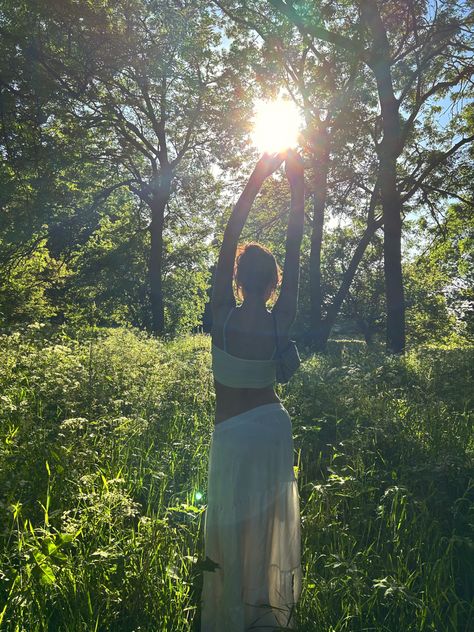 Visuell Identitet, Sun Shining, Foto Poses, Images Esthétiques, Summer Dream, Foto Pose, Summer Photos, Nature Girl, The Grass