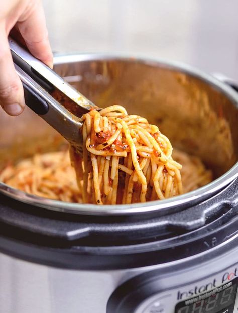 Here's how to make PERFECT Instant Pot Spaghetti in 30 minutes or less! This easy one-pot meal can be made with meat, or without as a vegetarian meal. Pressure Cooker Spaghetti, Instant Pot Spaghetti Recipe, Instant Pot Spaghetti, Vegetarian Spaghetti, One Pot Vegetarian, Cooking Spaghetti, Gluten Free Spaghetti, Vegan Instant Pot Recipes, Vegetarian Instant Pot