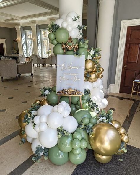 Wedding Welcome Sign With Balloons, Welcome Balloon Decoration Ideas, Welcome Sign Balloon Decor, Balloons On Welcome Sign, Wedding Balloon Ideas, Balloon Easel Display, Easel With Balloons, Welcome Balloon Decoration, Welcome Sign With Balloons