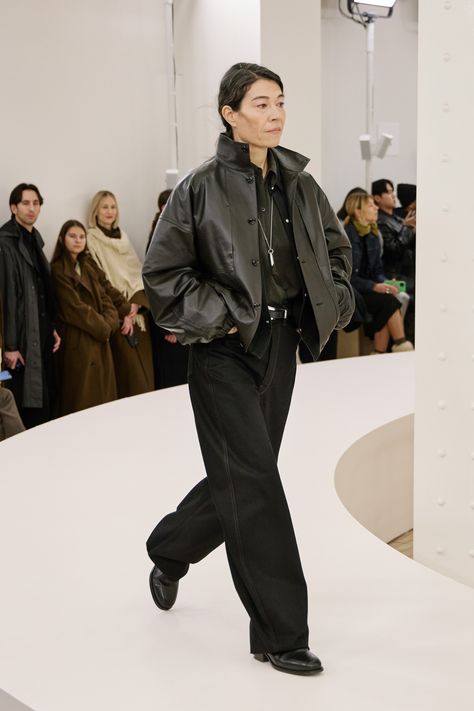 Lemaire - Fall 2024 Menswear https://www.vogue.com/fashion-shows/fall-2024-menswear/christophe-lemaire/slideshow/collection#44 Mon Dressing, Black Wear, 2024 Menswear, Photo Mode, Christophe Lemaire, Airy Dress, Moda Paris, 가을 패션, Mode Inspiration