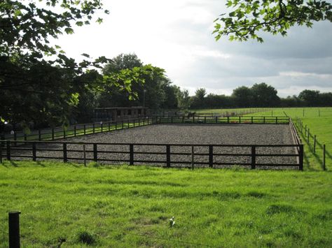 Many horse owners dream of owning a home riding facility. Lucky you—your dream has come true. You have the barn, your horses are happily settled, and now you’re eyeing that bare patch of ground and envisioning your dream riding arena. Many home riders make do with a sectioned off piece of ground near the barn … Setting Up Horse Property, Horse Arena Size, Outdoor Arena Horses Diy, Diy Arena Horses, Outdoor Riding Arena Ideas, Diy Riding Arena, Horse Arena Ideas Outdoor, Horse Training Facility, Horses At Home