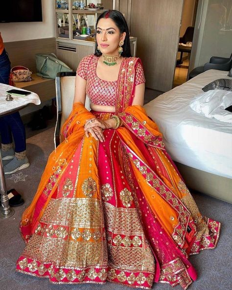 @shreedesignersaree: “Thisssssssssssssssssssssss Lehenga !!! 😍😍 We've Officially Fallen For This New Age Bridal Lehenga…” Mata Pujan Look For Bride, Mehendi Dress, Dupatta Draping, Orange Lehenga, Simple Lehenga, Latest Bridal Lehenga, Lehenga Dupatta, Bridal Dupatta, Wedding Lehenga Designs