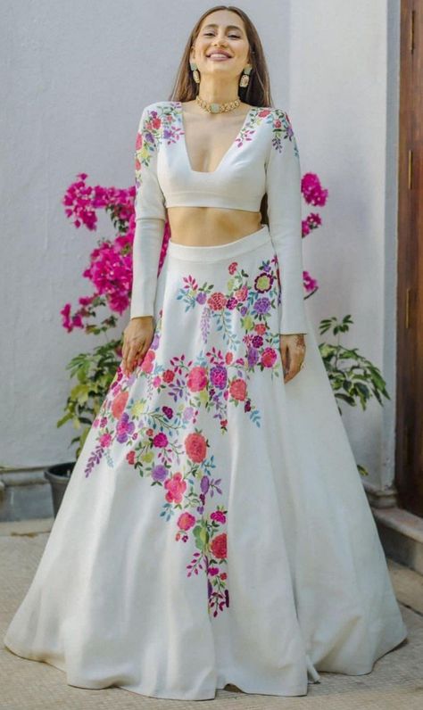 Pretty Gowns, Function Dress, News Logo, White Lehenga, Wedding Lehenga Designs, Lehenga Designs Simple, Indian Bride Outfits, Indian Dresses Traditional, Indian Gowns Dresses