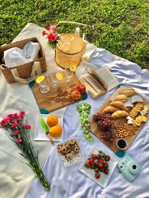 Romantic Beach Picnic, Last Chance To Order, Picnic Party Decorations, Picnic Date Food, Picnic Pictures, Picnic Planning, Picnic Photography, Picnic Snacks, Picnic Birthday Party