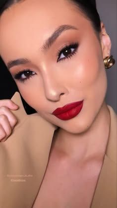 Makeup That Looks Good With Red Dresses, Red Lipstick Makeup Brown Eyes, Old Glam Makeup, Parisian Lipstick, Simple Makeup With Red Lipstick, Make Up Looks For Red Dress, Red Gown Makeup Look, Smokey Eye Red Lip Makeup, Classy Makeup Looks Red Lips