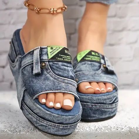 Denim Slippers, Denim Slides, Womens Sandals Summer, Sandal Platform, Denim Chic, Flatform Sandals, Platform Slippers, Blue Sandals, Beach Shoes