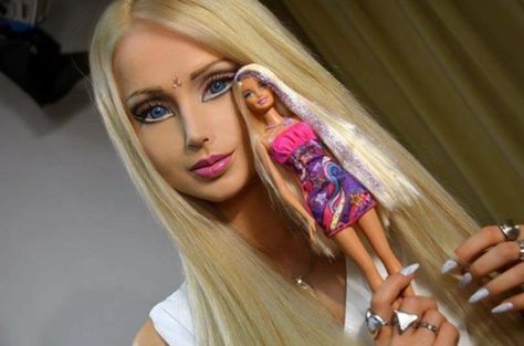 she puts white directly under her eye then black liner to make her eyes look bigger Barbie In Real Life, Morgana Le Fay, Barbie E Ken, Valeria Lukyanova, Barbie Y Ken, Living Barbie, Real Barbie, Human Doll, Living Dolls