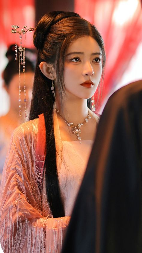 Chinese Hanfu Hairstyle, Chinese Hairstyle Traditional, Chinese Traditional Hairstyles, Fantasy Hanfu, Traditional Chinese Hairstyle, Asian Hair Accessories, Chinese Princess Dress, Funny Situations, Hanfu Hairstyles