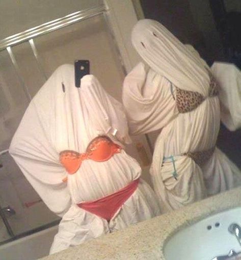 Halloween Costume Fails, Twining Outfits, Epic Halloween Costumes, Halloween Fotos, Halloween Duos, Matching Halloween Costumes, Bff Halloween Costumes, Best Friend Halloween Costumes, Trio Halloween Costumes