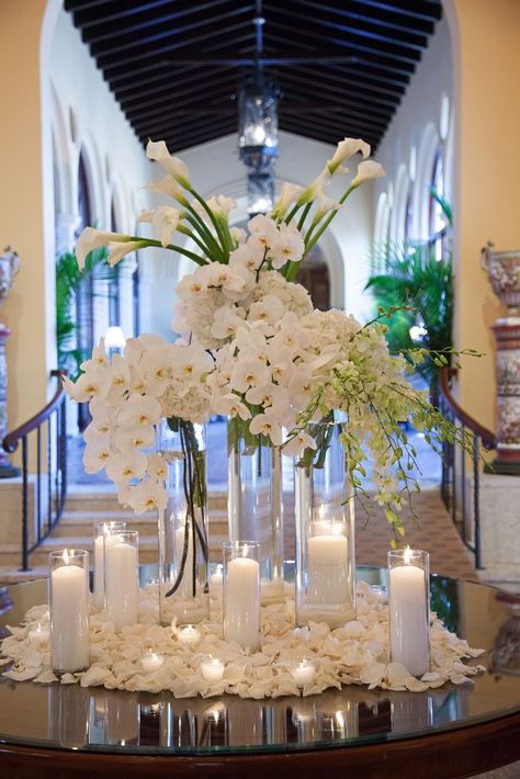 Easy Centerpieces, Orchid Ideas, Modern Wedding Centerpieces, Ocean Flowers, White Centerpieces, Flowers And Candles, Modern Centerpieces, Glass Candles, Low Centerpieces