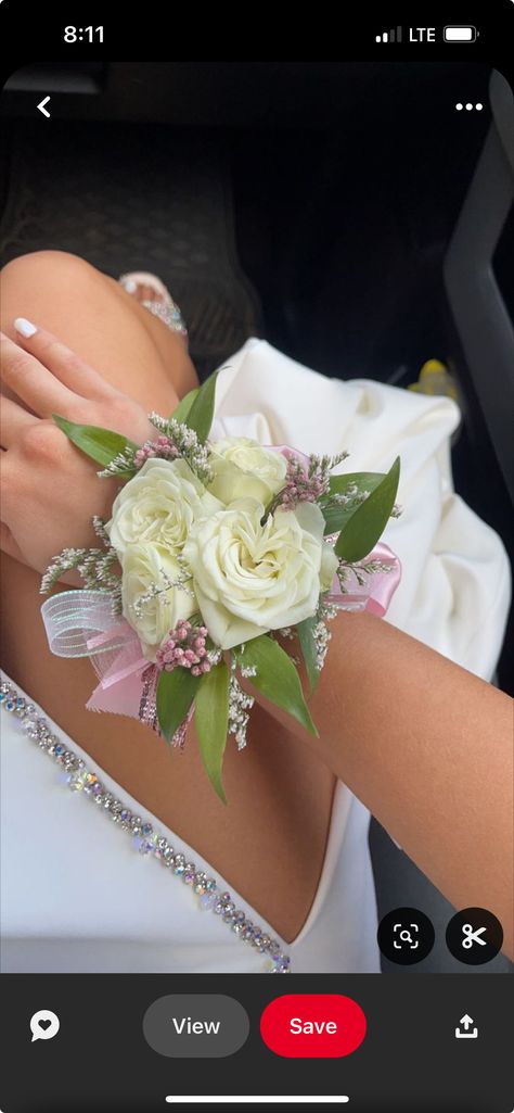 Prom Corsage Pink, Corsage Formal, Prom Corsage White, Prom Bouquet Ideas, Elegant Flower Arrangements, Gold Corsage, Prom Flowers Corsage, White Corsage, Homecoming Flowers