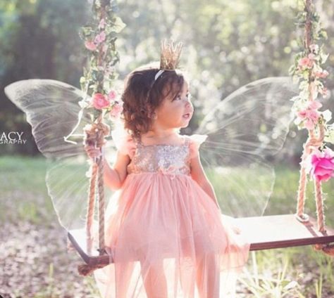 Gorgeous butterfly in my garden Outside Fairy Photoshoot, Butterfly Birthday Photoshoot Ideas, Butterfly Garden Photoshoot, Fairy Birthday Photoshoot, Butterfly Photoshoot Ideas, Fairy Theme Photoshoot, Fairy Theme Birthday Party, Foto Kids, Fairy Photoshoot