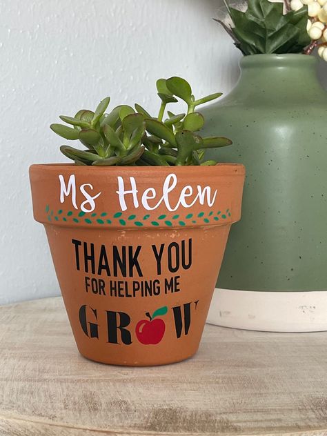 Flower Vase Gift, Appreciation Gifts Diy, Prize Gifts, Teacher Appreciation Gifts Diy, Clay Pot People, Painted Clay Pots, Garden Wallpaper, Presents For Teachers, Indoor Gardens