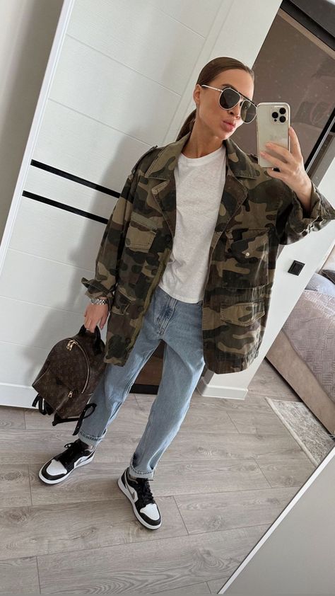 Camouflage Jacket Outfit Women, Camo Jacket Outfits For Women, Camouflage Jacket Outfit, Camo Street Style, Ootd Casual Chic, Camo Jacket Outfit, Simple Work Outfits, Fashion Me Now, Jacket Outfit Women