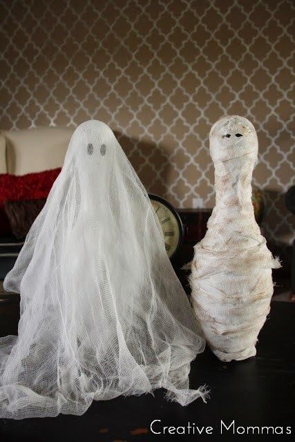 bowling pin ghost Mummy Bowling, Bowling Ball Crafts, Bowling Pin Crafts, Ghost Tutorial, Bowling Ball Yard Art, Bowling Ball Art, Halloween Ghost Decorations, Halloween Tutorial, Bowling Pins