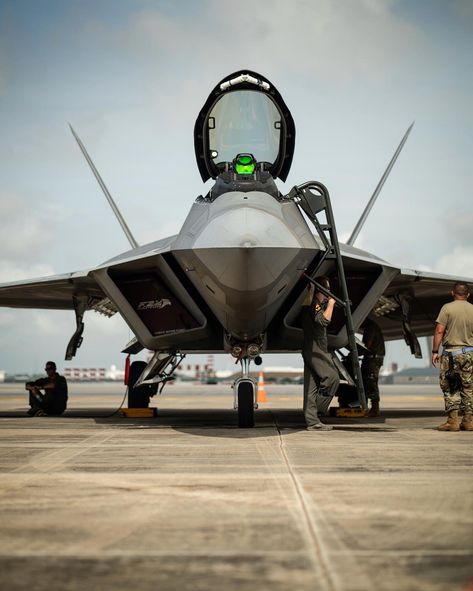 Jet Fighter Pilot, F 22 Raptor, F22 Raptor, Airplane Photography, Army Pics, Lockheed Martin, Air Fighter, Military Jets, F 35