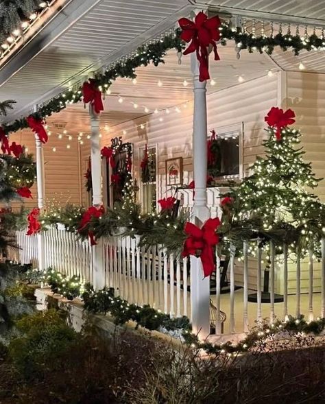 Front Porch Christmas Decor Ideas, Porch Christmas Decor Ideas, Porch Christmas Decor, Christmas Decor Ideas Diy, Front Porch Christmas, Christmas Themes Decorations, Christmas Porch Decor, Xmas Lights, Summer Sunshine