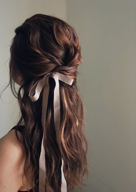 Great Free Half up half down hair wedding Ideas With your wedding event, you intend to seem the prettiest from head to feet, since everyone’s eyes #Free #Great #hair #Ideas #wedding Cottagecore Hair, Kadeřnické Trendy, Fesyen Rambut, Vlasové Trendy, Half Up Half Down Hairstyles, Ribbon Hairstyle, Hair Ribbons, Peinados Fáciles Para Cabello Corto, Bridal Hairstyles