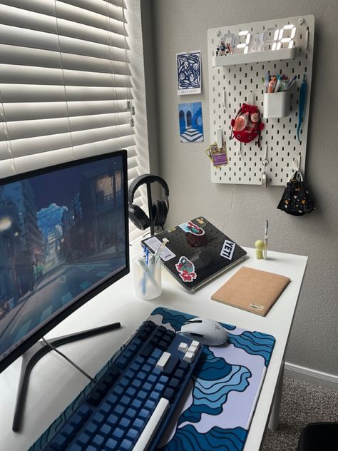 Study Gaming Setup, Black And Blue Desk Setup, Dorm Gaming Setup, Desk Set Up, Small Desk Setup, Aesthetic Setup, Keyboard Ideas, Small Game Rooms, Desk Study