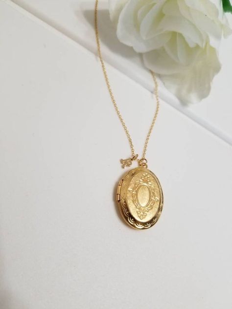 Oval Locket Necklace, Starburst Necklace, Oval Locket, Ornate Design, Dope Jewelry, Necklace Simple, Photo Locket, Jewelry Lookbook, Holiday Jewelry