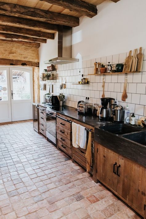 La rénovation d'une ancienne ferme à la décoration rustique chic - PLANETE DECO a homes world Simple Bedroom Decor, Wood Parquet Flooring, Rustic Kitchen Cabinets, Kitchen Redo, Simple Bedroom, Kitchen Cabinet Design, French Decor, Cabinet Design, Küchen Design