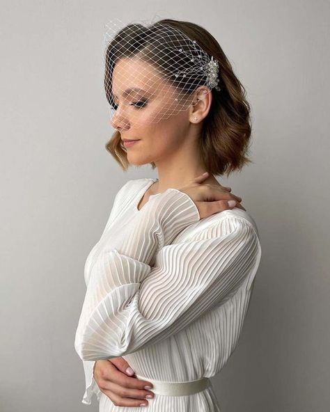 Chic Short Hair Bride Hairstyles with Veil: 2024 Inspiration Bride Hairstyles For Short Hair Headbands, Short Hair Birdcage Veil, Short Bob Wedding Hairstyles With Veil, Birdcage Veil Hair Down, Bob Wedding Hair With Veil, Birdcage Veil With Bob Hair, Bob Bride Hairstyles, Bridal Hair Short Bob Veils, Bridal Hair Bob Length