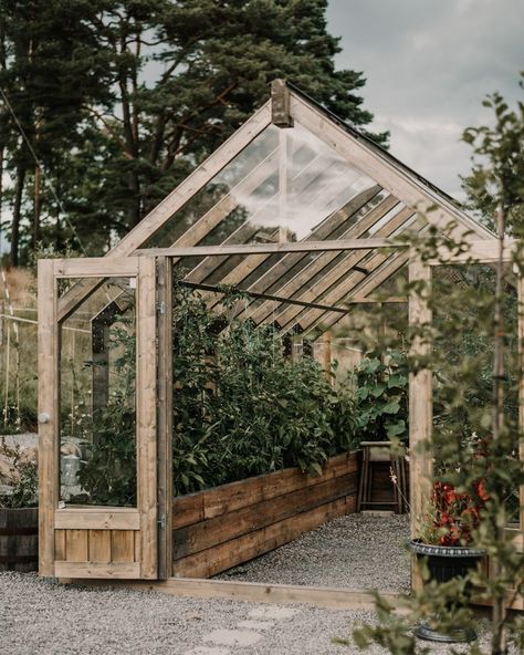 Greenhouse Window Ideas, Mediterranean Greenhouse, Narrow Greenhouse, Greenhouse Planters, Cute Greenhouse, Simple Gardens, Greenhouse Inside, Wood Greenhouse, Greenhouse House