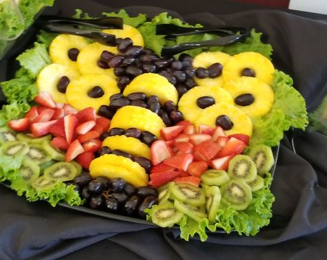 Bumble Bee fruit tray Bumblebee Fruit Tray, Winnie The Pooh Fruit Tray Ideas, Sunflower Birthday Party Food, Bumble Bee Fruit Tray, Honey Bee Food Ideas, Bumble Bee Themed Food, Bee Cheeseball, Gender Reveal Bumble Bee Theme, Bee Gender Reveal Party Food