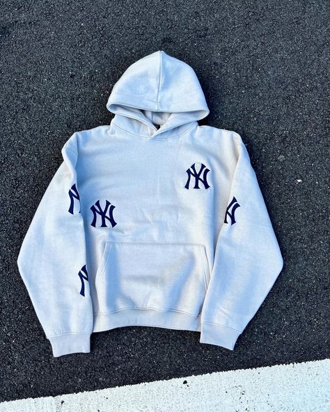 100% Cotton  ONLY TWO COLOR OPTIONS GRAY OR TAN  No drawstrings  Amazing Quality Men adult Sizing Alledaagse Outfit, Ny Logo, Populaire Outfits, Mens Hoodies, Embroidered Hoodie, Cute Everyday Outfits, Winter Clothes, Dream Clothes, New York Yankees