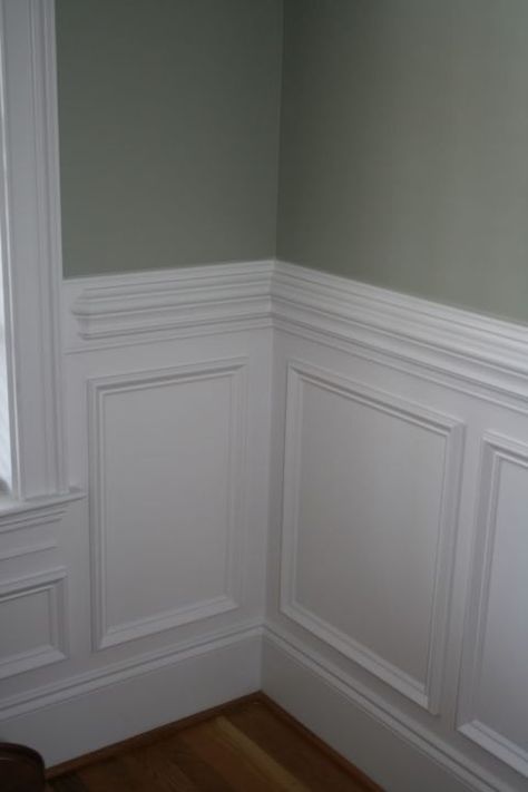 Beautiful wall trim moulding - traditional wainscoting with contrasting wall color above the chair rail, via Garden Web Wainscoting Ideas Bedroom, Lambriseringen Gang, Trim Molding Ideas, Wall Trim Molding, Molding Ideas, Millwork Wall, Dining Room Wainscoting, Wainscoting Styles, Casa Clean