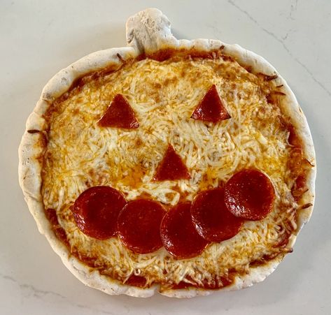 This adorable Jack-O-Lantern pizza makes the perfect gluten-free Halloween dinner. The pumpkin-shaped crust tastes just like traditional Italian pizza! Dinner And Movie Ideas, Gluten Free Halloween Candy, Gluten Free Halloween Food, Traditional Italian Pizza, Fall Pizza, Gluten Free Pizza Recipes, Pumpkin Pizza, Gluten Free Halloween, Halloween Pizza