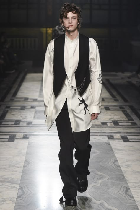 Alexander McQueen Fall 2016 Menswear Fashion Show Alexander Mcqueen 2016, Alexander Mcqueen Menswear, Sarah Burton, Mcqueen Fashion, Long Overcoat, 2016 Menswear, Alexander Mcqueen Men, Mens Fashion Inspiration, Fall Winter 2016