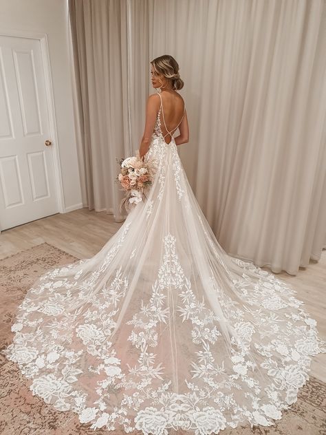 Wedding Dresses Big Train, Elegant Flowy Wedding Dress, Corset Flowy Wedding Dress, Wedding Dresses Long Train, Marry Someone Who, Big Wedding Dresses, Dreamy Wedding Dress, Dream Wedding Decorations, Wedding Dress Flowy