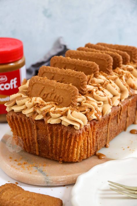 A lightly spiced loaf cake topped with a biscoff buttercream frosting, and even more biscoff on top for the best biscoff loaf cake ever. Smores Loaf Cake, Biscoff Breakfast Recipes, Jane’s Patisserie, South African Cake Recipes, Biscoff Roll Cake, Biscoff Coffee Cake, Biscoff Loaf Cake, Loaf Cake Flavours, Biscoff Pie Recipes