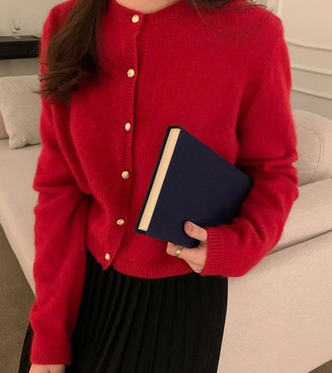 Notebook Photoshoot, Fits 2022, Retro Outfit, Outfit Cardigan, Preppy Fashion, Lily Aldridge, Old Money Style, Red Cardigan, Cardigan Outfits