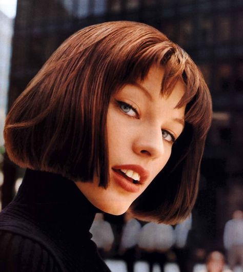 Picture from a '95 issue of Vogue. Love the fringe. Adore Milla. Vogue Us, Milla Jovovich, Actrices Hollywood, Vogue Uk, 인물 사진, Yohji Yamamoto, Doctor Who, Blue Eyes, Movie Stars