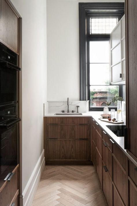 A Small L-Shaped Kitchen With Elegant Dark Hardwood Kitchen Cabinets This l-shaped tiny kitchen looks trendy and attractive. Black Stainless Steel Appliances, Espresso Cabinets, Victorian Renovation, Snug Room, Velvet Upholstered Bed, Chic Home, Wood Cabinets, Victorian Homes, Small Kitchen