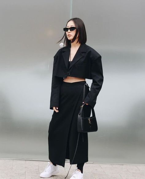 Blazer Street Style, Minimalism Style, Cropped Blazer, Street Style Looks, Duster Coat, Fashion Inspo, Normcore, Street Style, Blazer