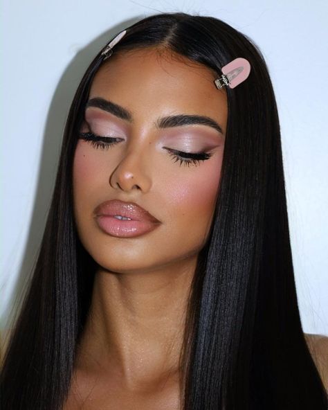 Pink Makeup Looks Brown Skin, Black Pink Makeup Looks, Bday Makeup Looks, Light Pink Makeup Looks Prom, Makeup With Pink Eyeshadow, Light Halloween Makeup, Pink Halloween Makeup Looks, Pink And Brown Makeup Look, Pink Glam Makeup Looks