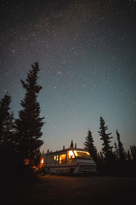 Rv Pictures, Camping Images, Camping Sauvage, Adventure Life, Camping Photography, Lost In The Woods, Hotel Motel, Free Camping, Camping Life