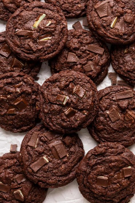 Mint and chocolate is such a classic combination, and these mint chocolate chip cookies do not disappoint! Mint Chocolate Cookies, Mint And Chocolate, Butter Sugar Cookies, Mint Chocolate Chip Cookies, Andes Mint, Mint Chocolate Chip, Vanilla Paste, Cookie Do, Perfect Cookie