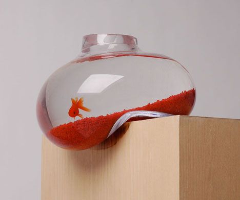 Very cool hand-blown glass fish bowl (but obviously not for homes with curious little children who would constantly be grabbing for it) Bubble Fish, Fish Tank Design, Aquarium Terrarium, Glass Aquarium, Cool Fish, Aquarium Design, Living On The Edge, Tank Design, Fish Bowl