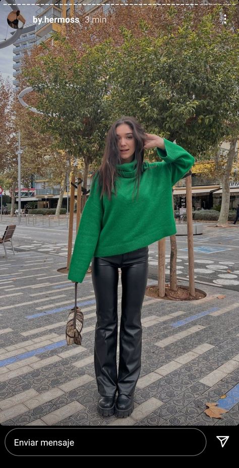 Bright Green Jumper Outfit, Oversized Green Sweater Outfit, Green Jumper Outfits Women, Outfit Jersey Verde, Pub Outfit Night Winter, Pub Outfit Night, Green Outfit Winter, Green Winter Outfits, Ss24 Outfits