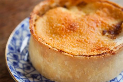 Scottish Meat Pie Recipe, Scotch Pie Recipe, Clootie Dumpling, Traditional Scottish Food, Tattie Scones, Savory Pastries, Scotland Food, Scottish Breakfast, Scottish Dishes