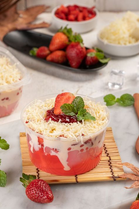 Plating Salad Buah, Salad Buah Photography, Foto Salad Buah Aesthetic, Es Buah Aesthetic, Puding Buah Aesthetic, Salad Buah Aesthetic, Buah Aesthetic, Resep Dessert, Puding Mangga