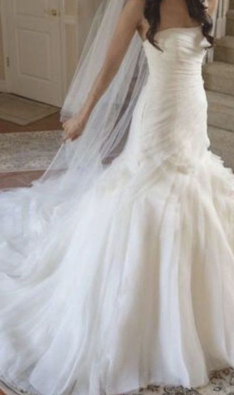 Wedding Gown Cuts, Vera Wang Wedding Dresses, Vera Wang Wedding Gowns, Crafts Unique, Modern Wedding Gown, Vera Wang Wedding, Turkey Crafts, Homemade Wedding, Wedding Dresses Vera Wang