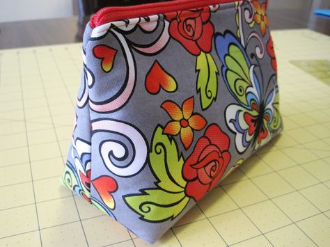 Zipper Pouch Tutorial, Diy Bags Purses, Small Makeup Bag, Pouch Pattern, Patchwork Bags, Christmas Sewing, Tote Pattern, Bags Tutorial, Zipped Bag