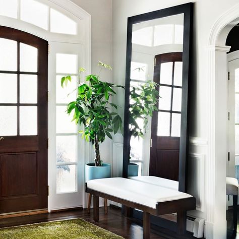 Z+ Interiors on Instagram: “A large mirror and a simple bench are two major foyer necessities ✨⠀⠀⠀⠀⠀⠀⠀⠀⠀ Interiors: @zplusinteriors.⠀⠀ 📷: @amandakirkpatrickphoto…” Large Foyer Ideas, Entryway Decor Modern Luxury, Apartment Entryway Decor, Foyer With Stairs, Foyer Mirror, Modern Luxury Apartment, Entrance Mirror, Simple Bench, Minimalist Entryway