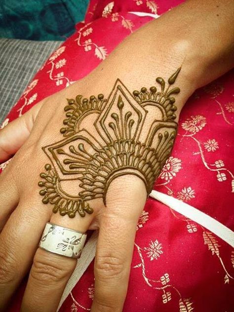 The A-Team: 7 Things I'v Been Loving this Week- April 27, 2014... Henna Motive, Hanna Tattoo, Henna Hand Designs, Herren Hand Tattoos, Henne Tattoo, Cute Henna, Tato Henna, Simple Henna Tattoo, Henna Body Art